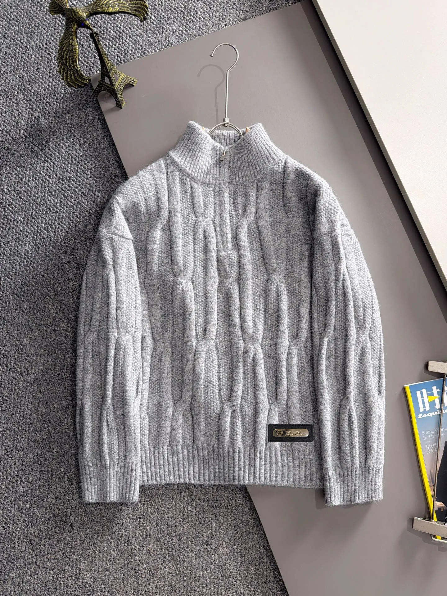 LP Loro Piana's latest knitted sweaters from the official website for autumn and winter 2026 are now on sale at the counter for Hot Sale! Specially made of wool blended fabric. It feels comfortable and can be directly in contact with the skin. The logo badge is exquisitely embroidered, which is extremely eye-catching! The details highlight the fashionable charm of big brands. Exquisite workmanship. Three-dimensional cutting style. The wearing effect is invincible and handsome! All three standards are complete! Sizes:M-3XL